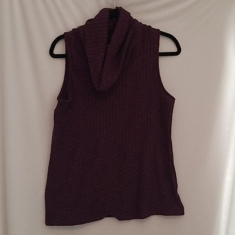 Cowl neck sleeveless top, size Large